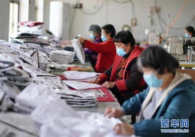 河北巨鹿:扶貧“微工廠” 趕制訂單忙