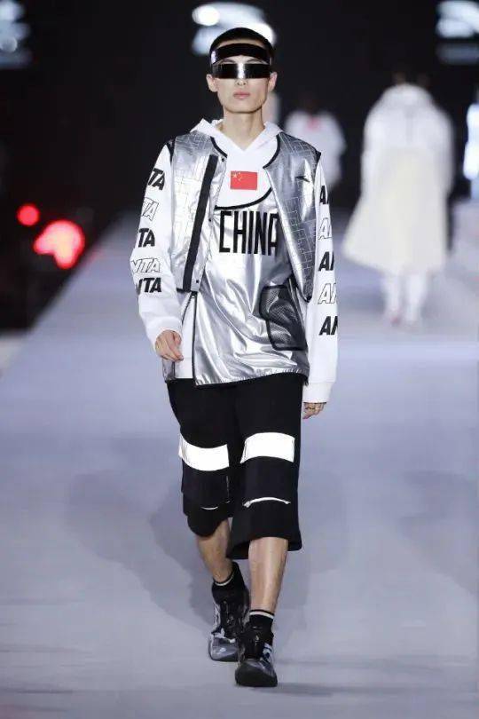 北京2022年冬奧會特許商品國旗款運動服裝發布會