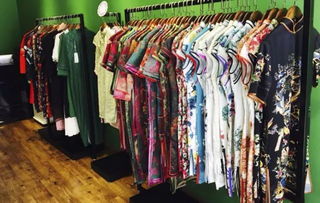 易門這家專做精品旗袍和個性服裝的店,現(xiàn)在夏裝全場6.8折優(yōu)惠啦 更多個性精品服裝歡迎進(jìn)店了解